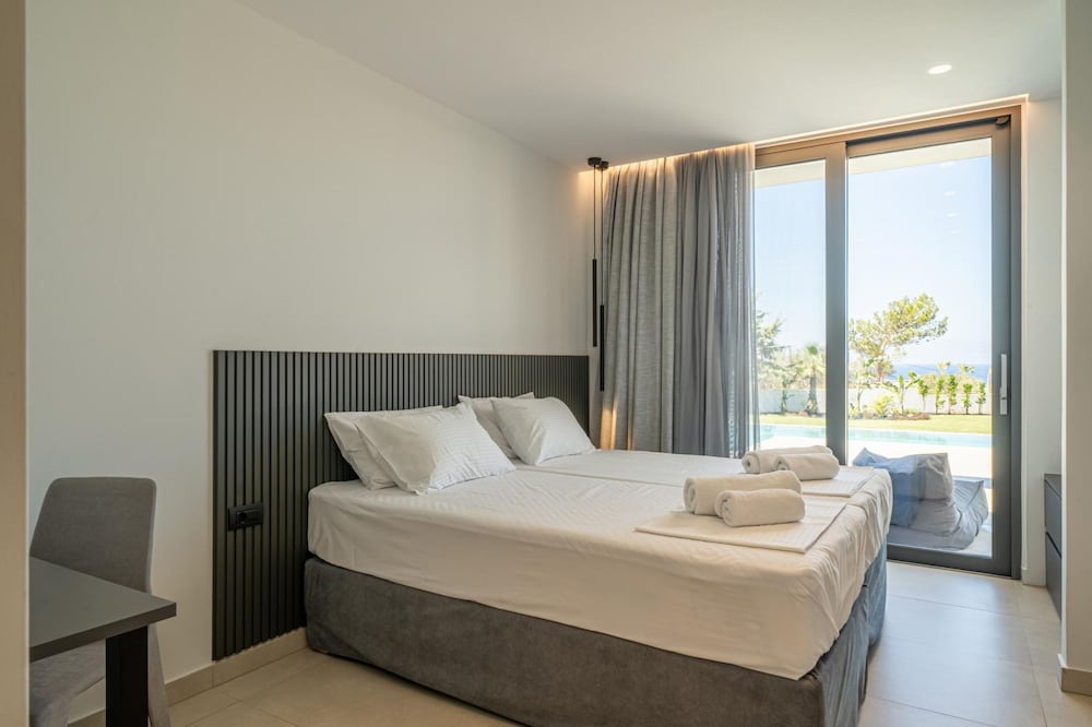 Aethra Grand- Luxury 5-bed Villa 850m From Beach