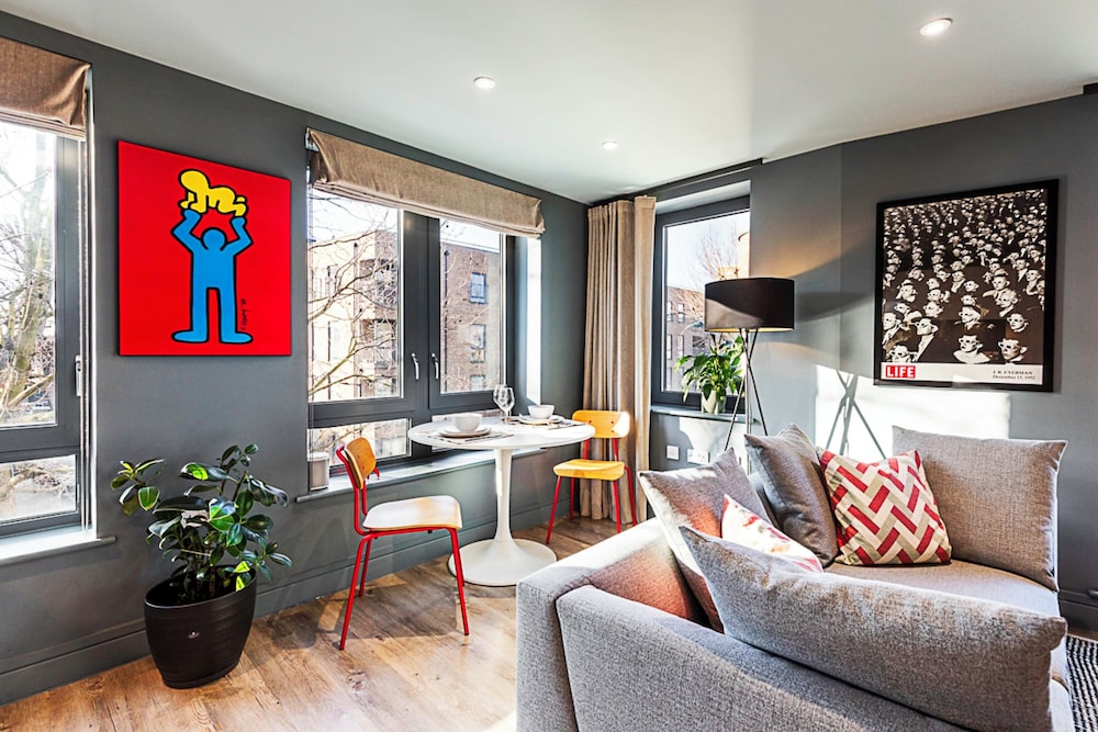 Bermondsey Bliss: Views, Comfort, and City Access!