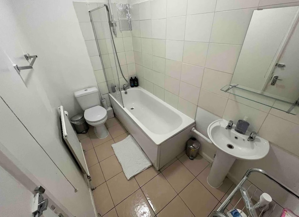 Private Rooms for 7 People With Bathroom