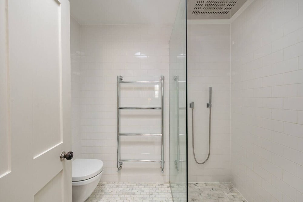 3-bed Home w Private Parking Fairytale Garden