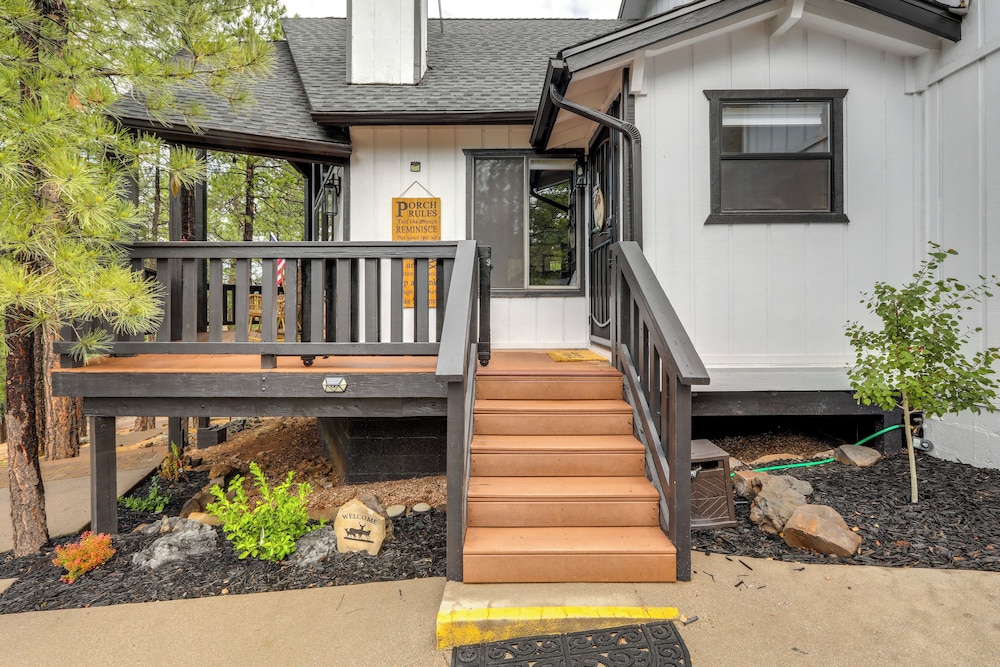 Wraparound Deck & Poker Room: Cabin in Munds Park view 4