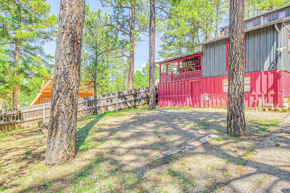 Walk to Downtown Ruidoso: Cozy Wooded Retreat
