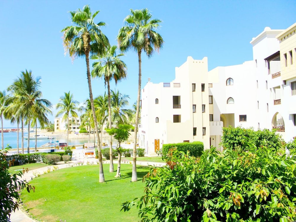 Marina Breeze 2-bedroom Retreat