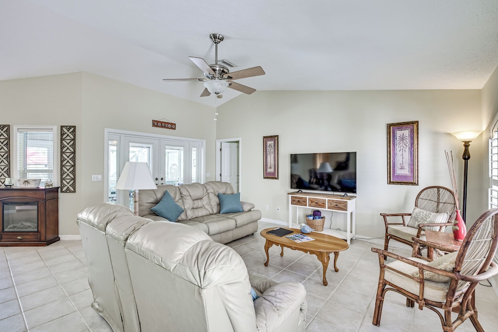 Dog-friendly Home, Lake Henderson Across Street!