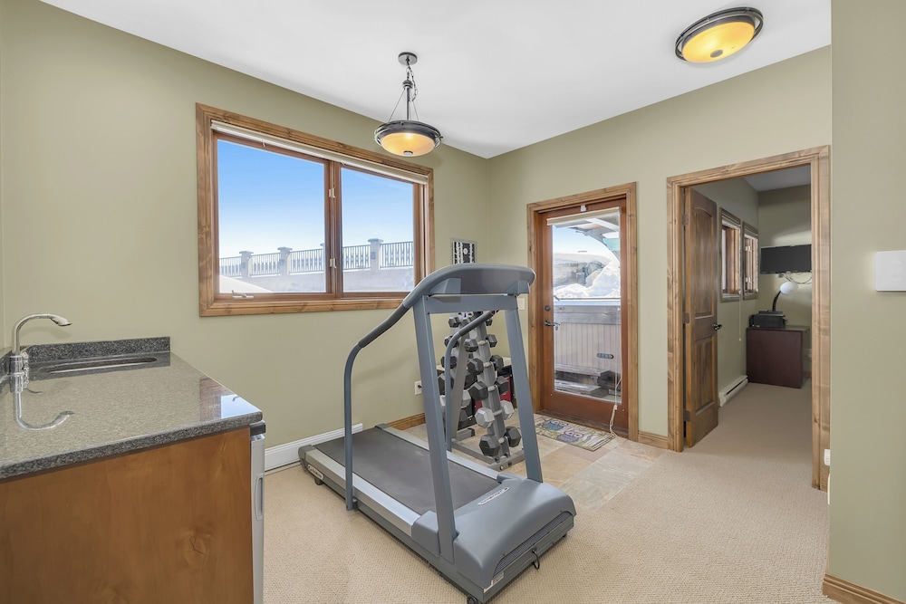 Snow Therapy Chalet Ski In Out & Hot Tub