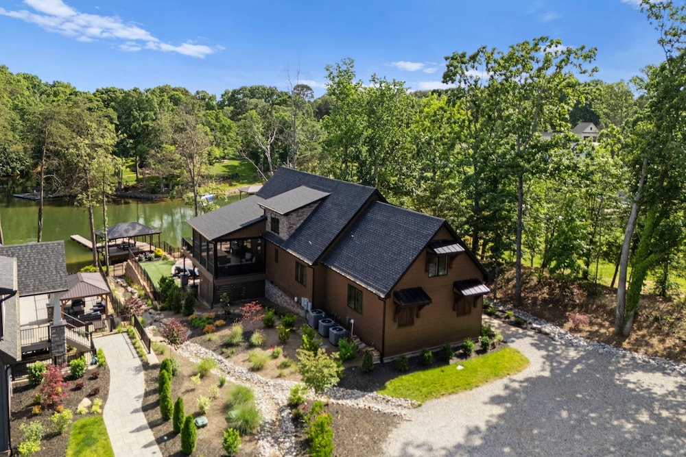 Black Bear Lodge by Avantstay Lakefront Dock Pool Theater Sleeps 20