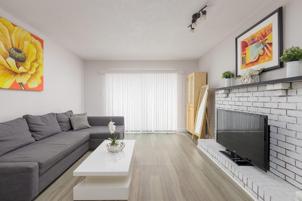 Huge 4 Bedroom Upper Suite Good for 10 People - Image 1