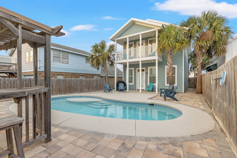 Spacious 4-bed, 3-bath Beach House Sleeps 12 for the Perfect Getaway
