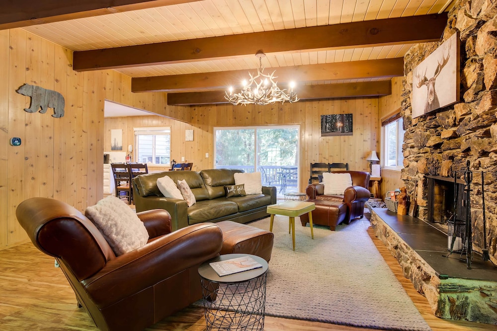 Steps to Lake Arrowhead: Cabin w/ Bbq!