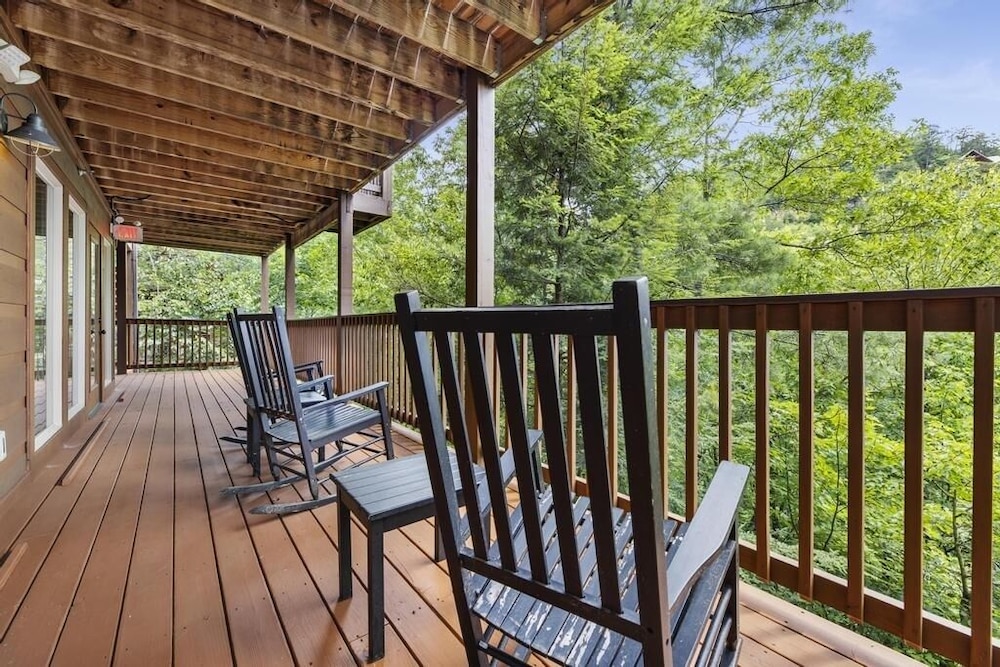A Perfect Getaway - 4 Bedrooms, 4 Baths, Sleeps 15 Cabin by RedAwning