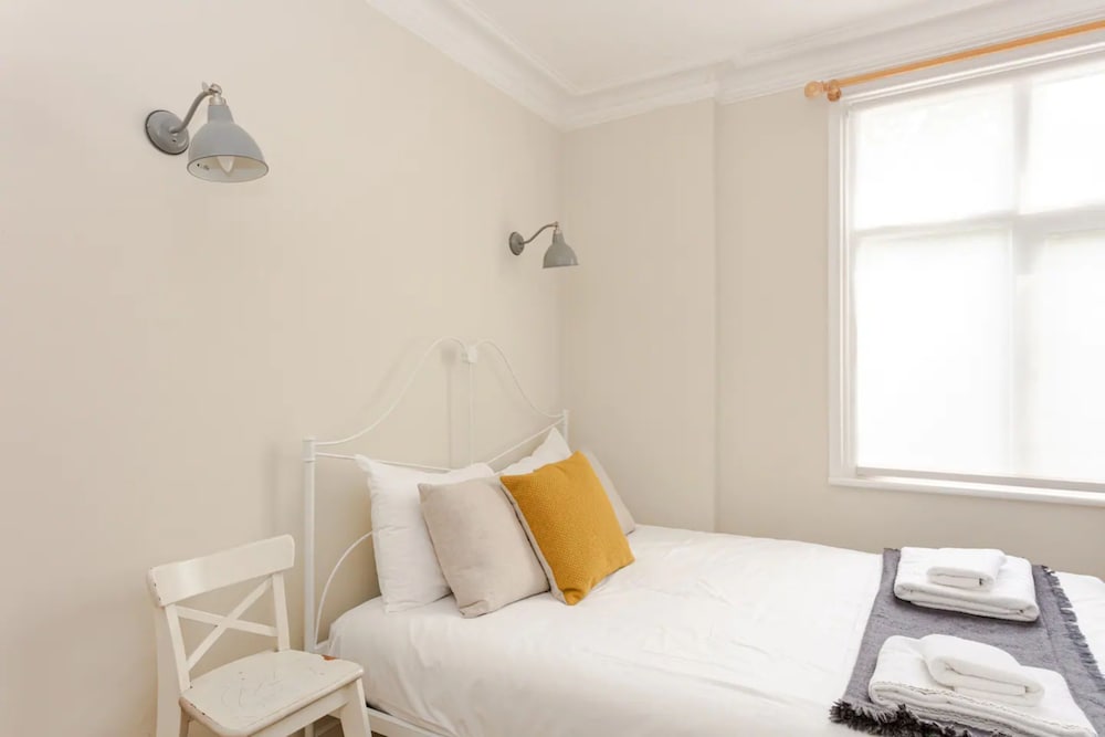 Beautiful 5 Bedroom Home With Garden in South Kensington