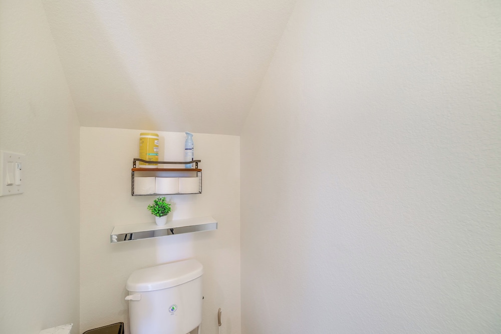 22 Mi to Dtwn Houston: Spacious Baytown Home!