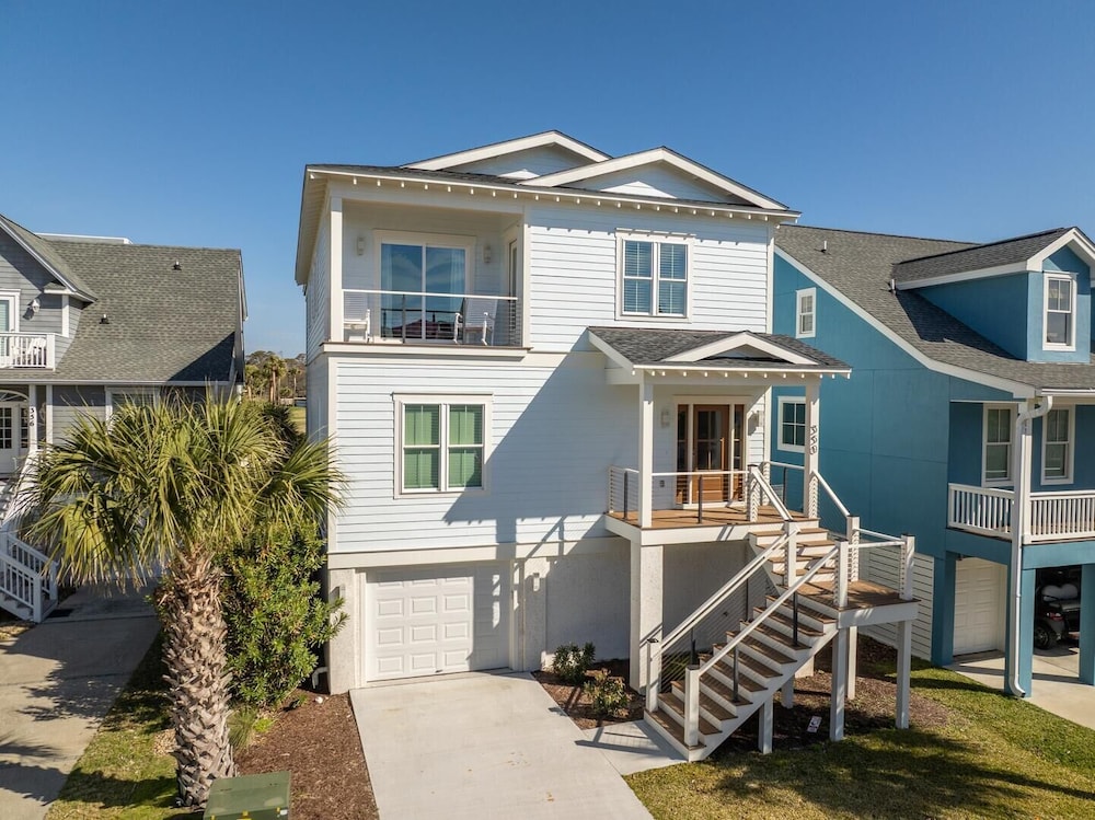 Spacious and Stylish 4-bed, 4.5-bath Home With Stunning Golf Views
