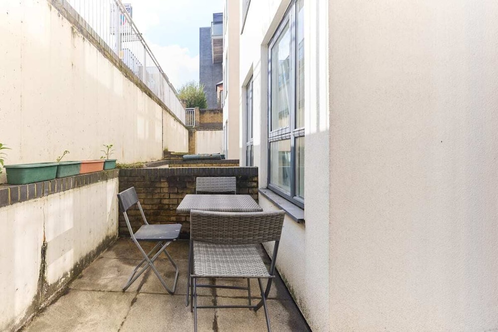 The Queen's Park Getaway - Adorable 2bdr Flat With Terrace