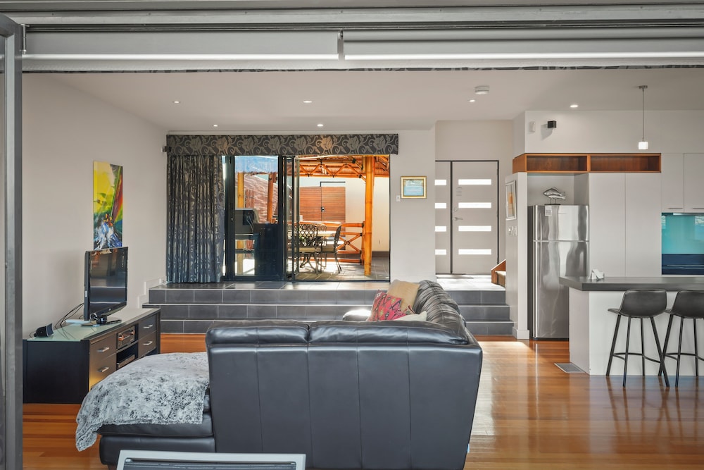 Waterfront Home - Gorgeous Views - 2 Bed