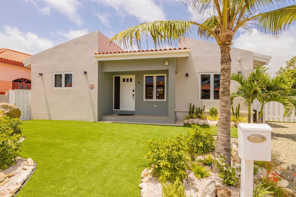 Beautiful 3br2ba Amazing Location w Private Pool