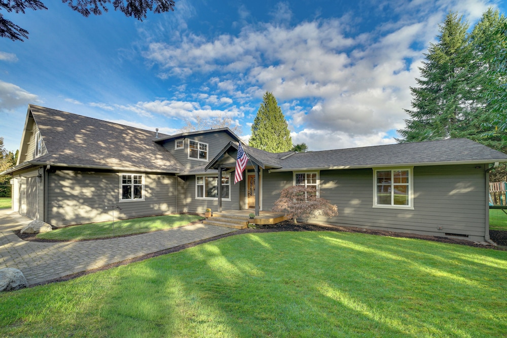 Fire Pit, Chic Deck! Family-friendly Puyallup Home