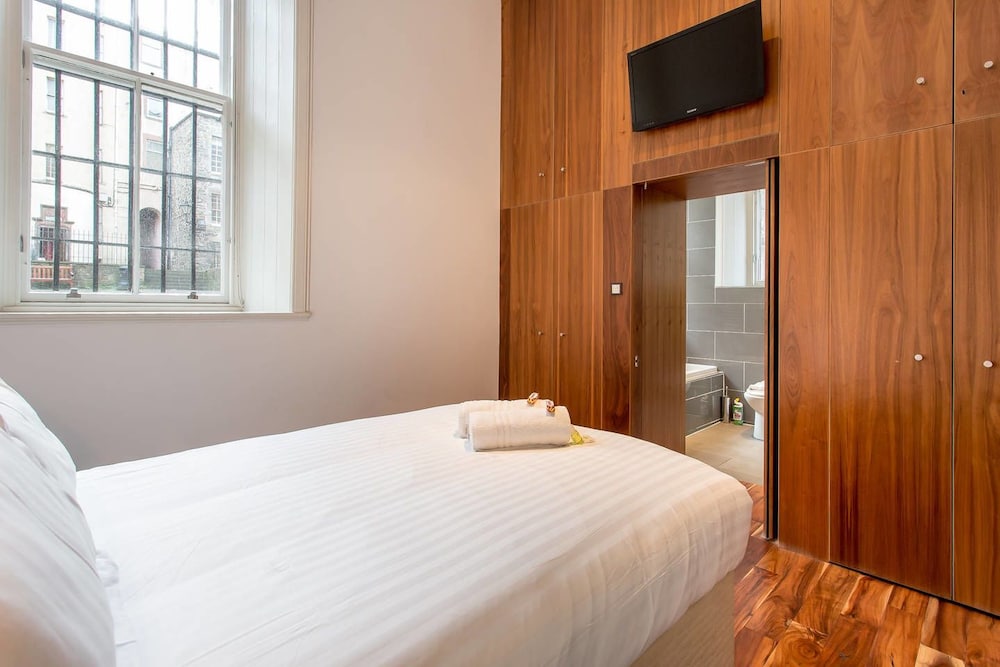 JOIVY Location, Location! North Bank Street Luxury Apt view 2
