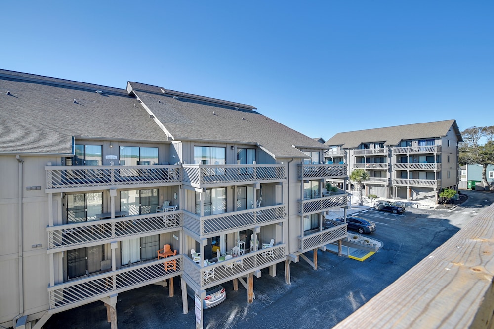 Walk to Beach + Pier: Myrtle Beach Getaway w/ Deck