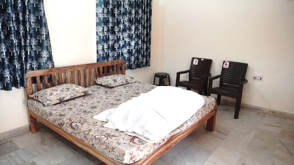 Shyam Luxurious Huts & Guest House