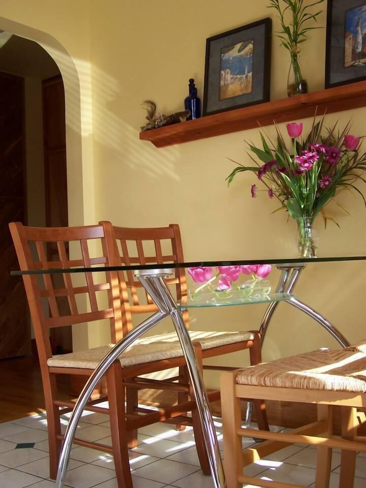Artisan Upstairs Guesthouse