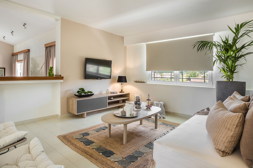Malibu Studios & Apartments