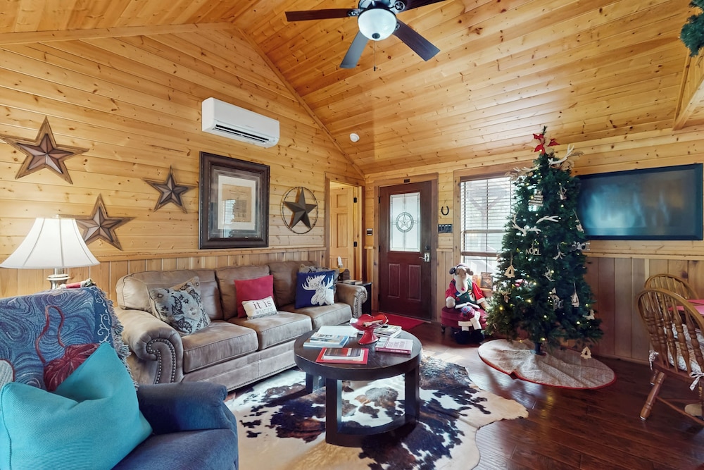 Water-view Cabin w/ Front Porch, W & D, Streaming