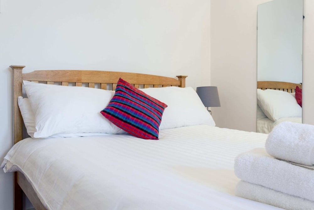 Fantastic and Bright 1 Bedroom Garden Flat
