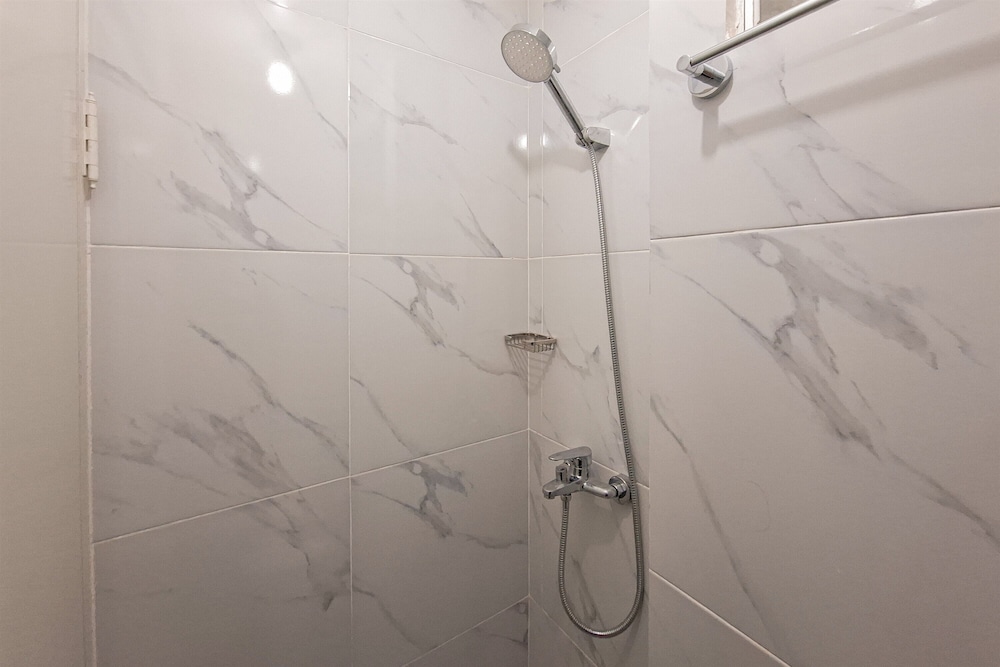 Modern Chic Studio At Sky View Apartment