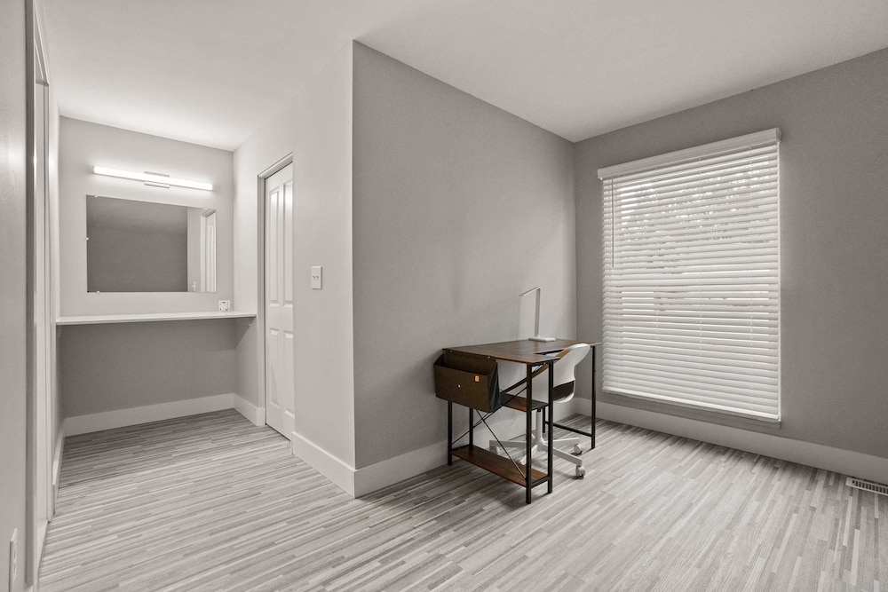 Modern 2BR 2BA Apartment With Pleasant Views