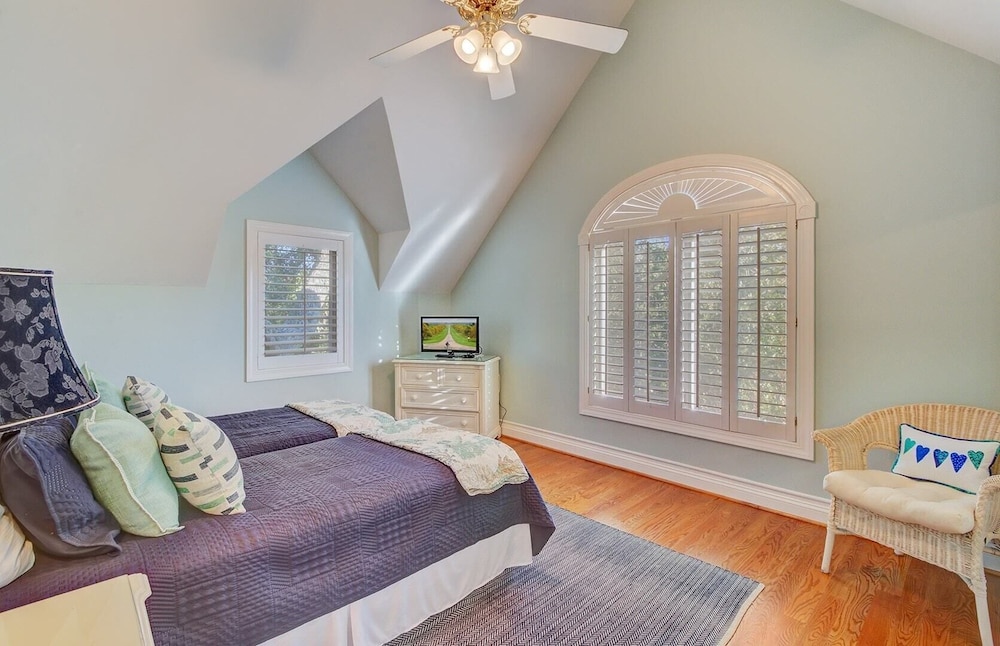 28 Beachwood West by Avantstay Close to Beach, Multiple Decks & Private Pool! view 3