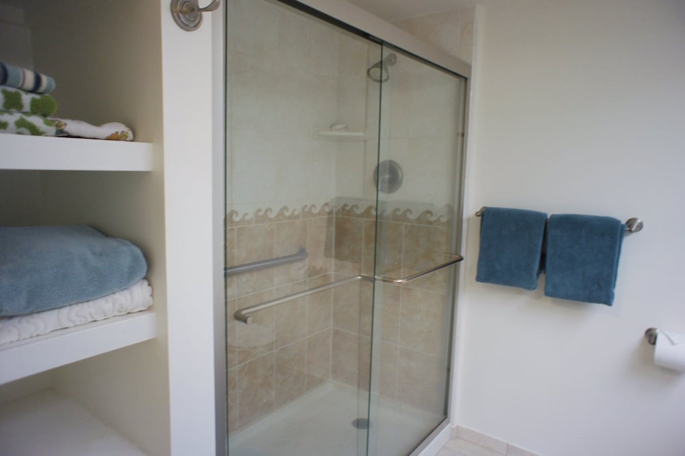 Hawaiian Unit + Walking Distance to Town - AC & Wifi! - Vrkcv