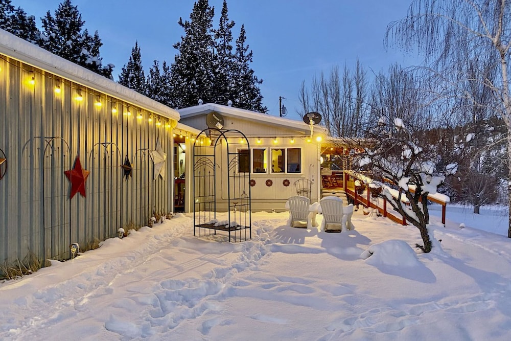 John Day Lakehouse w/ a Great Outdoor Space! view 5