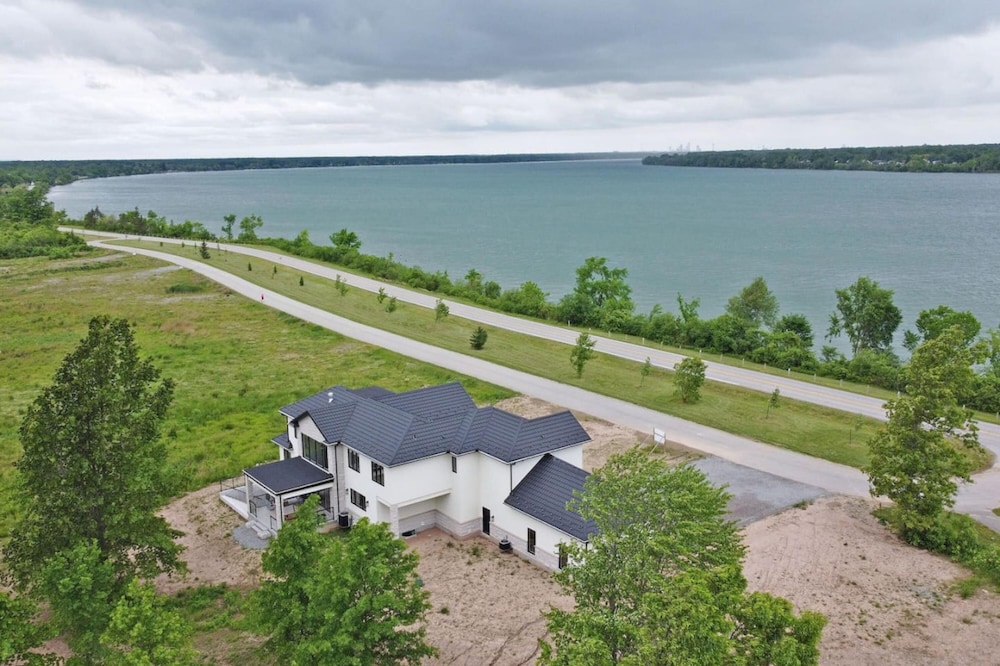 Lucky Mansion Luxury Villa in Fort Erie