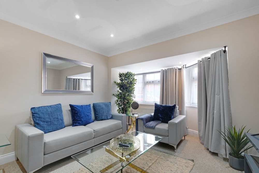 Stylish 4 Bedroom Home in Brightside Ave