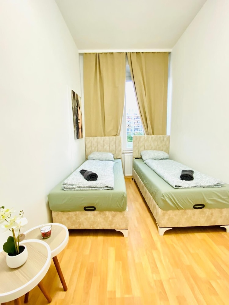 Rooms in Cozy 4BR Shared Apt Central