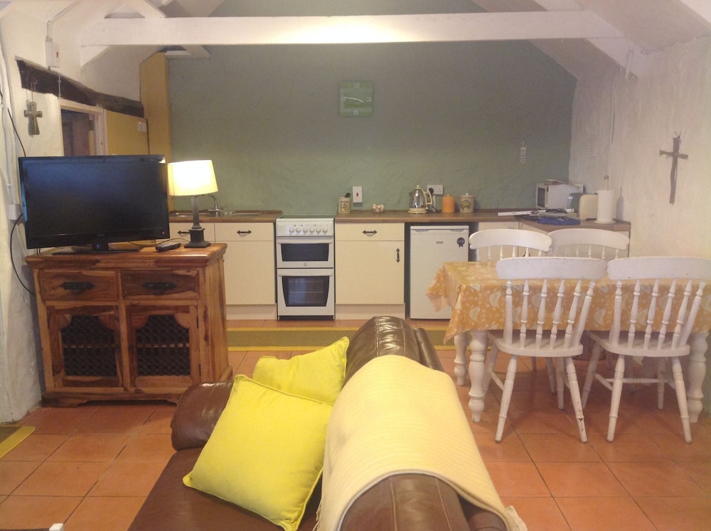 Cowshed Cottage Located nr Kynance Cove view 4