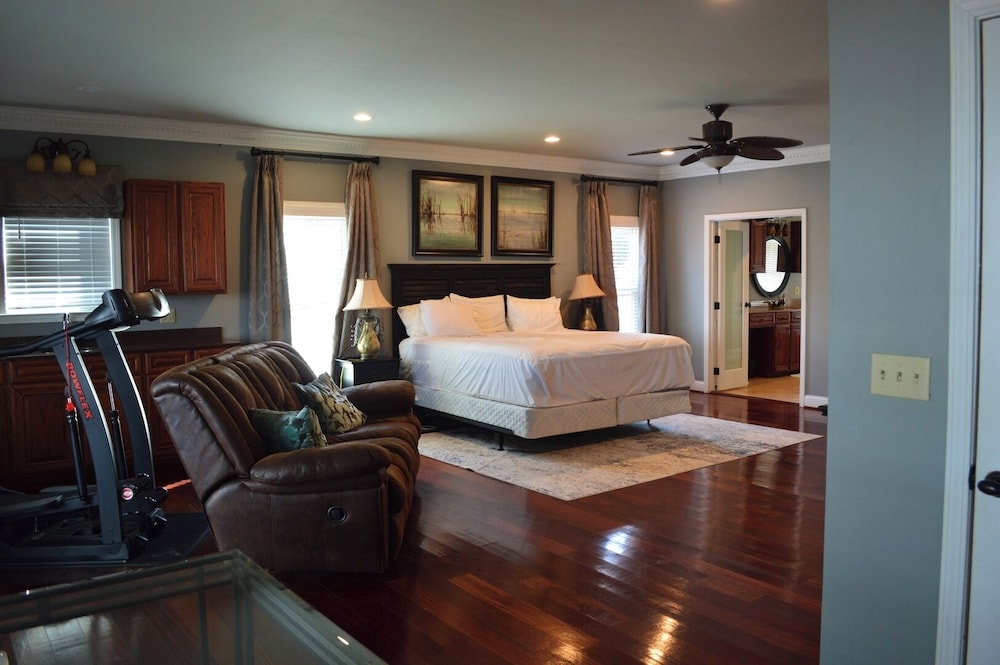 5 BR House Lake Retreat w/ Hot Tub, Sleeps 12