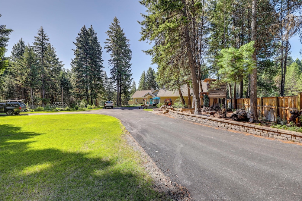 Walk to Happy's Inn & Lake Access: Libby Apartment