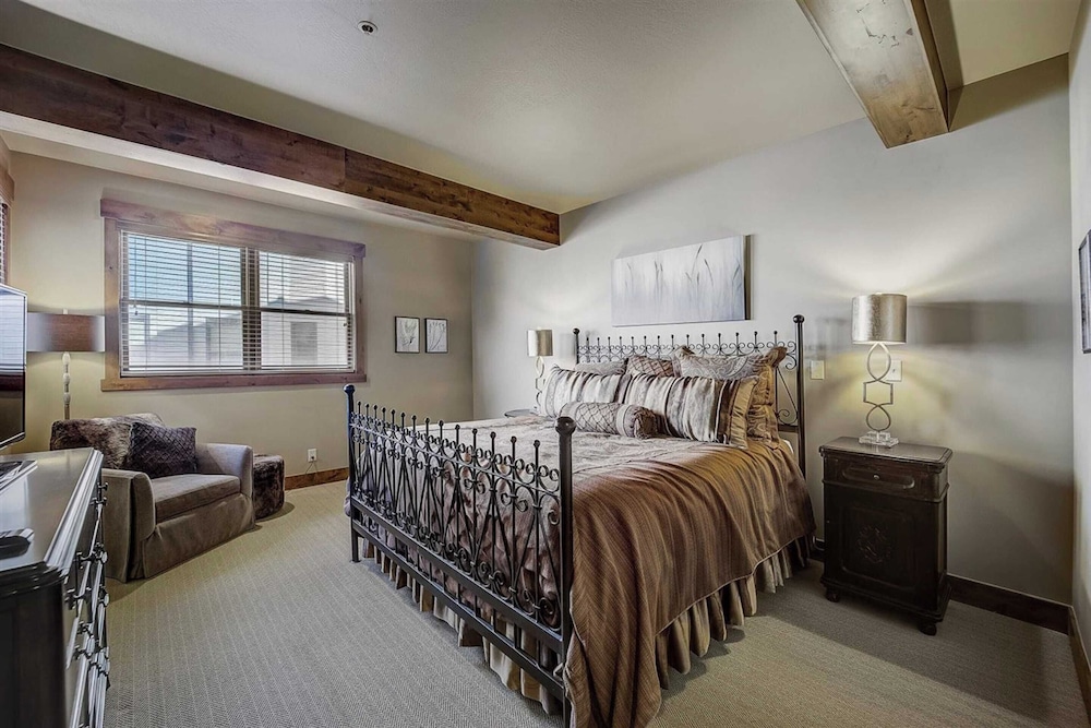 7 Condos, Ski-in/ski-out + Hot Tubs Sleeps 30 Mont Cervin by Avantstay