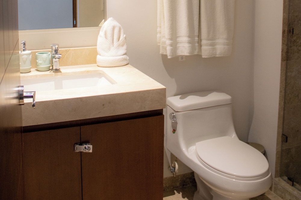 NHOA 111A 2BR Condo Pool access