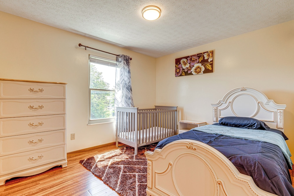 Families Welcome: Lake-view Home, 2 Mi to Gahanna!