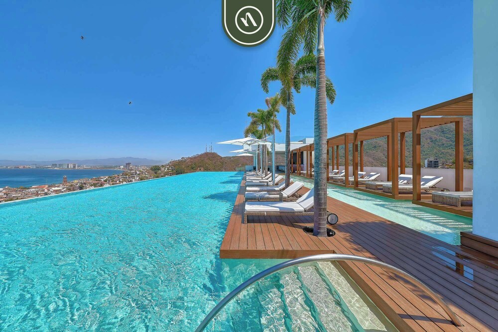 Condo With Balcony - Rooftop Pool With Ocean View