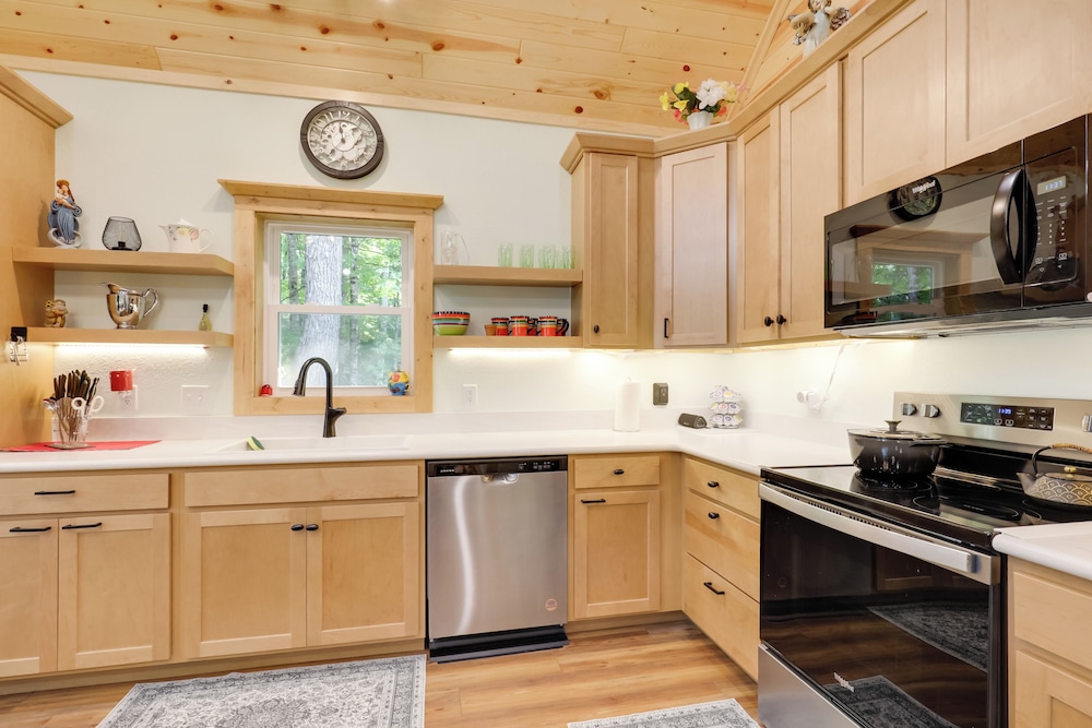 Paddle, Play & Relax: Home w/ Pioneer Lake Access!