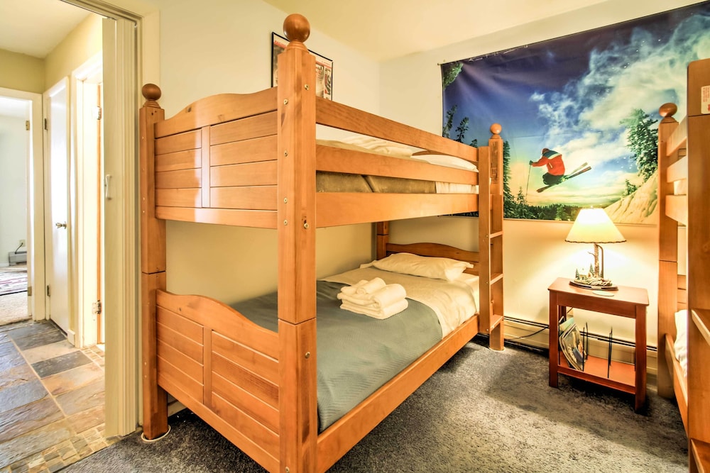 Cozy Bretton Woods Ski-in/ski-out Condo w/ Deck!