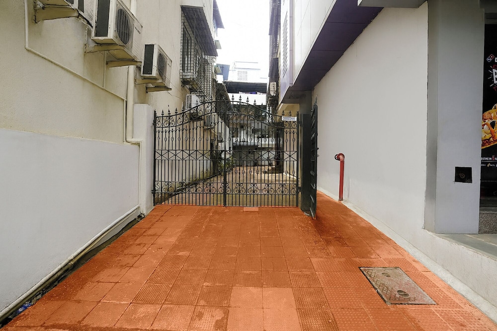 Fabhotel Wellax 24 Service Apartments