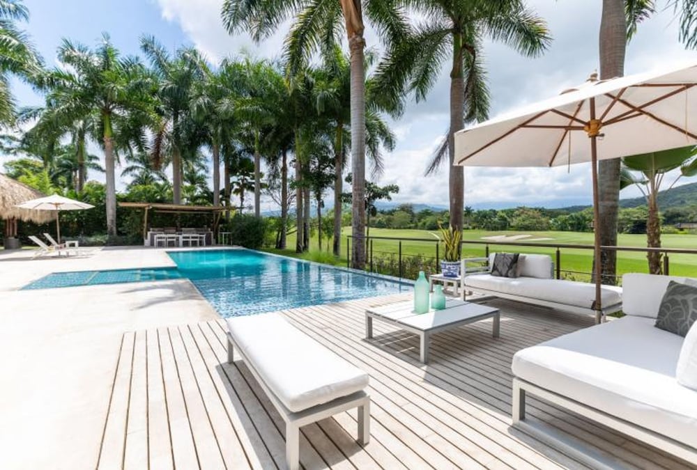 w Amazing 4BR Villa w Pool at Mesa de Yeguas