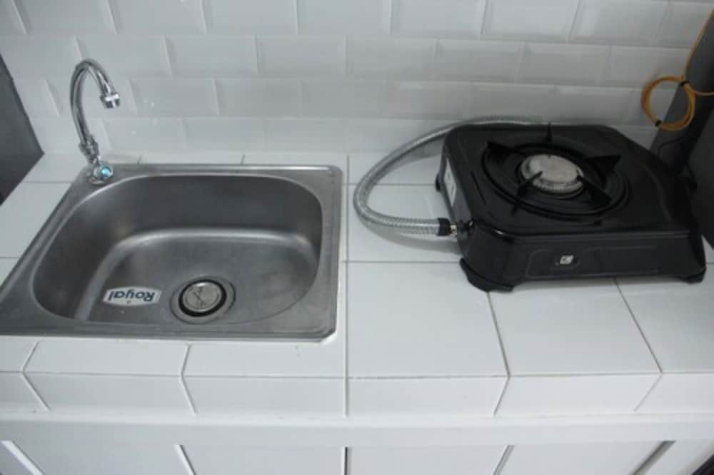 Modern and Comfortable Studio Apartment Springlake Summarecon near Summarecon, เบคาซี - 14