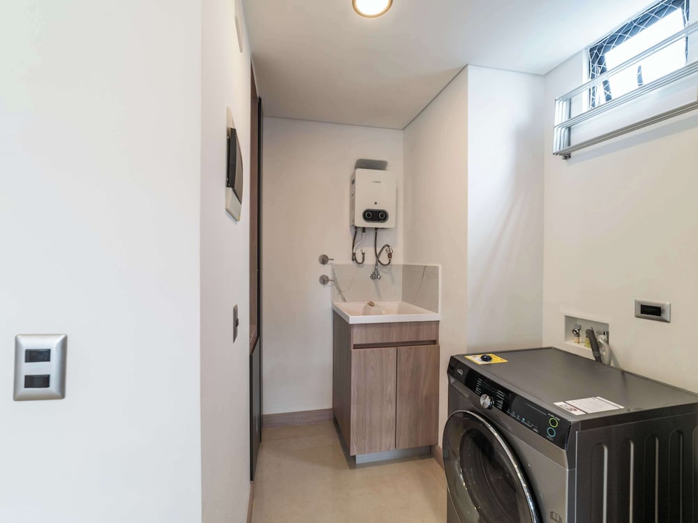 w Elegant 3BR w Outdoor Balcony