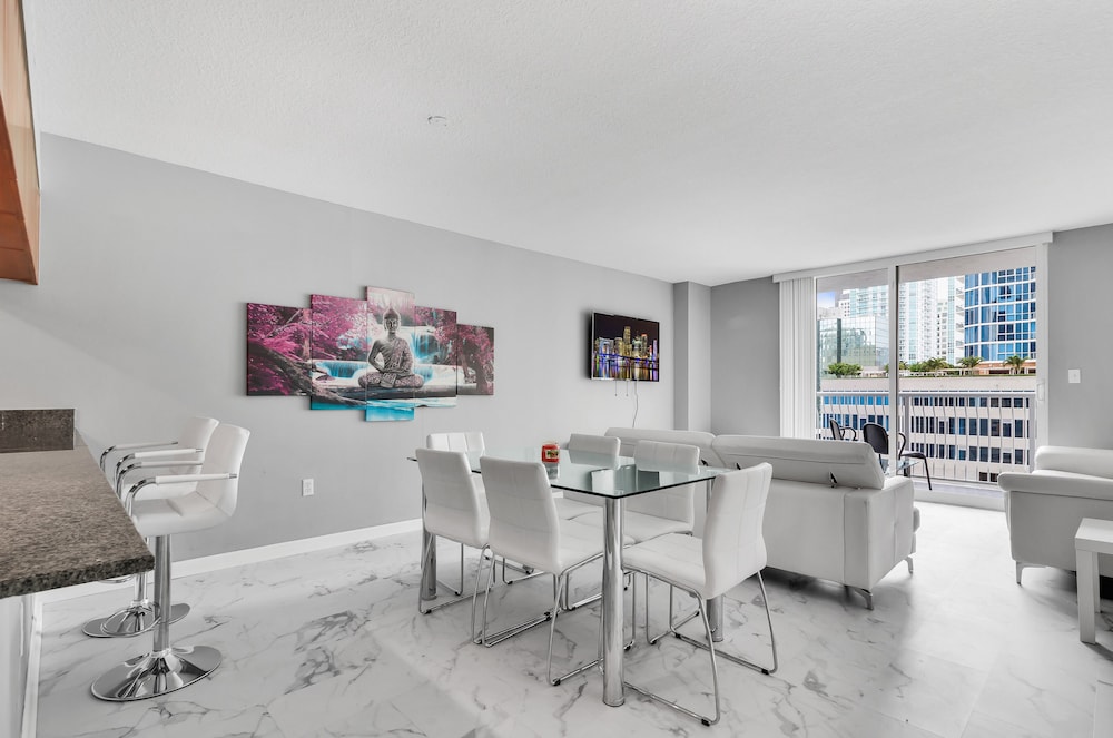 Luxury Apartments W Pool & Ocean views